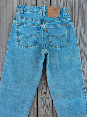 Vintage Levi’s 550 Lightwash (25”, 26”, 27”)